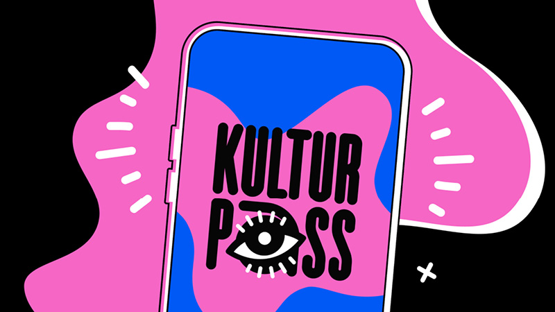 Ein gezeichnetes Smartphone, auf dessen Bildschirm "KULTURPASS" zu lesen ist. Die Grafik ist schwarz, weiß, blau und pink gestaltet.