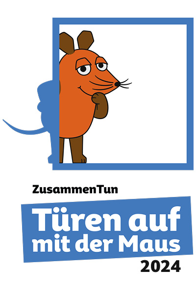 Das Logo von Türen auf mit der Maus. Die orange-braune Maus aus der ARD-Kindersendung Die Sendung mit der Maus blickt durch einen blauen rechteckigen Rahmen. Darunter weiße Schrift auf blauem Untergrund.